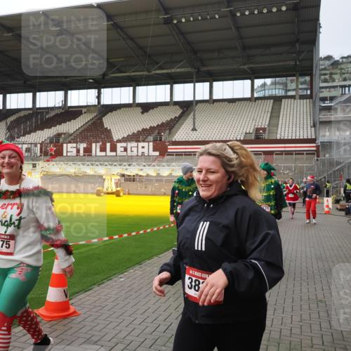 07.12.2025 - St. Pauli X-Mass-Run No. 15 Fabian Wolf http://msf.ph/oto/9424034 07.12.2025 12:04:37 Ziel 2404, 2410, 2769, 3604, 3675, 3688, 3725, 3833, 4056, 4059, 4417, 4418, 4420 meine-sportfotos.de
