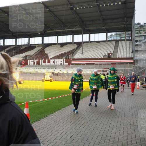 07.12.2025 - St. Pauli X-Mass-Run No. 15 Fabian Wolf http://msf.ph/oto/9424035 07.12.2025 12:04:38 Ziel 2404, 2410, 2769, 3604, 3675, 3688, 3725, 3833, 4056, 4059, 4417, 4418, 4420 meine-sportfotos.de