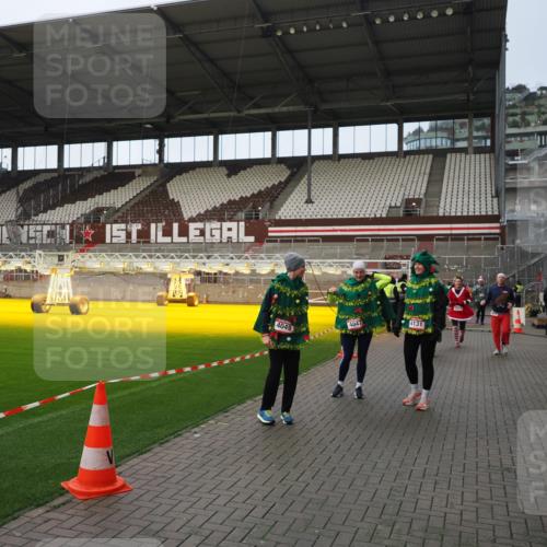 07.12.2025 - St. Pauli X-Mass-Run No. 15 Fabian Wolf http://msf.ph/oto/9424036 07.12.2025 12:04:38 Ziel 2404, 2410, 2769, 3604, 3675, 3688, 3725, 3833, 4056, 4059, 4417, 4418, 4420 meine-sportfotos.de
