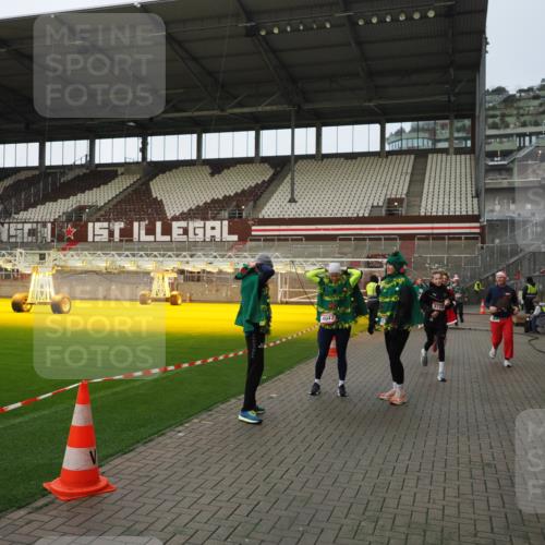 07.12.2025 - St. Pauli X-Mass-Run No. 15 Fabian Wolf http://msf.ph/oto/9424037 07.12.2025 12:04:39 Ziel 2404, 2410, 2769, 3604, 3675, 3688, 3725, 3833, 4056, 4059, 4417, 4418, 4420 meine-sportfotos.de
