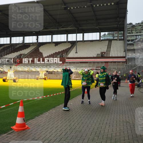 07.12.2025 - St. Pauli X-Mass-Run No. 15 Fabian Wolf http://msf.ph/oto/9424038 07.12.2025 12:04:39 Ziel 2404, 2410, 2769, 3604, 3675, 3688, 3725, 3833, 4056, 4059, 4417, 4418, 4420 meine-sportfotos.de
