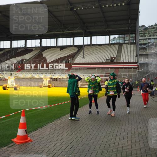 07.12.2025 - St. Pauli X-Mass-Run No. 15 Fabian Wolf http://msf.ph/oto/9424039 07.12.2025 12:04:39 Ziel 2404, 2410, 2769, 3604, 3675, 3688, 3725, 3833, 4056, 4059, 4417, 4418, 4420 meine-sportfotos.de