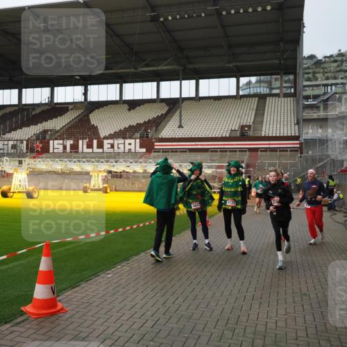 07.12.2025 - St. Pauli X-Mass-Run No. 15 Fabian Wolf http://msf.ph/oto/9424040 07.12.2025 12:04:40 Ziel 2404, 2769, 3604, 3675, 3688, 3725, 3833, 4056, 4059, 4417, 4418, 4420 meine-sportfotos.de