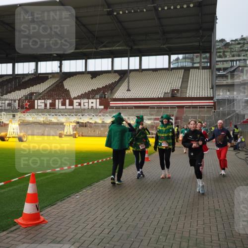 07.12.2025 - St. Pauli X-Mass-Run No. 15 Fabian Wolf http://msf.ph/oto/9424041 07.12.2025 12:04:40 Ziel 2404, 2769, 3604, 3675, 3688, 3725, 3833, 4056, 4059, 4417, 4418, 4420 meine-sportfotos.de