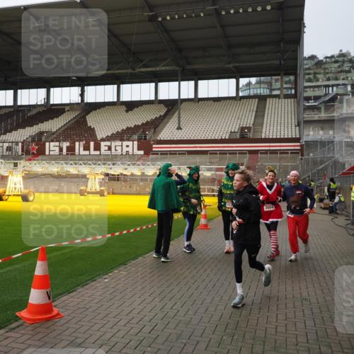 07.12.2025 - St. Pauli X-Mass-Run No. 15 Fabian Wolf http://msf.ph/oto/9424042 07.12.2025 12:04:41 Ziel 2404, 2769, 3604, 3675, 3688, 3725, 3833, 4056, 4059, 4417, 4418, 4420 meine-sportfotos.de