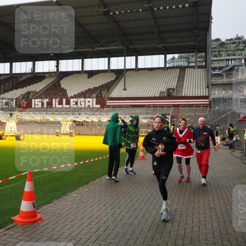 07.12.2025 - St. Pauli X-Mass-Run No. 15 Fabian Wolf http://msf.ph/oto/9424043 07.12.2025 12:04:41 Ziel 2404, 2769, 3604, 3675, 3688, 3725, 3833, 4056, 4059, 4417, 4418, 4420 meine-sportfotos.de