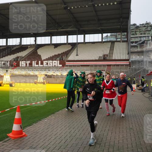 07.12.2025 - St. Pauli X-Mass-Run No. 15 Fabian Wolf http://msf.ph/oto/9424044 07.12.2025 12:04:41 Ziel 2404, 2769, 3604, 3675, 3688, 3725, 3833, 4056, 4059, 4417, 4418, 4420 meine-sportfotos.de