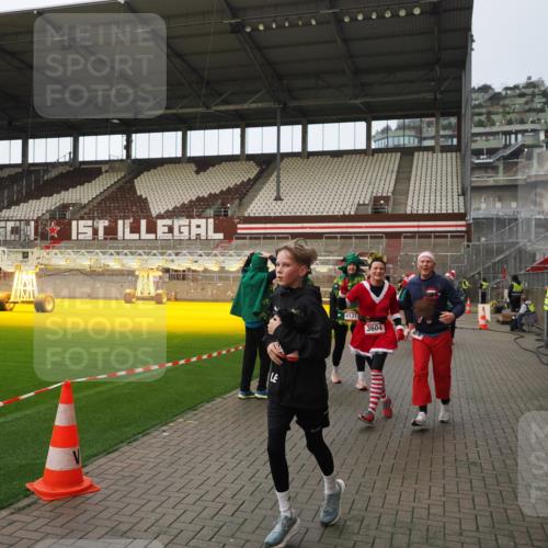 07.12.2025 - St. Pauli X-Mass-Run No. 15 Fabian Wolf http://msf.ph/oto/9424045 07.12.2025 12:04:41 Ziel 2404, 2769, 3604, 3675, 3688, 3725, 3833, 4056, 4059, 4417, 4418, 4420 meine-sportfotos.de