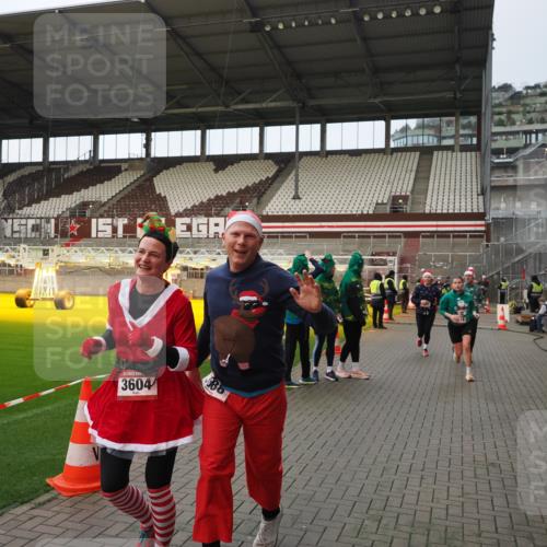 07.12.2025 - St. Pauli X-Mass-Run No. 15 Fabian Wolf http://msf.ph/oto/9424047 07.12.2025 12:04:43 Ziel 2404, 3604, 3675, 3688, 3725, 3833, 4056, 4059, 4417, 4418, 4420 meine-sportfotos.de
