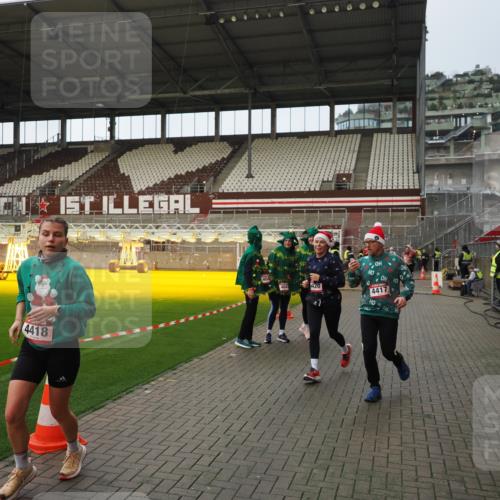07.12.2025 - St. Pauli X-Mass-Run No. 15 Fabian Wolf http://msf.ph/oto/9424048 07.12.2025 12:04:45 Ziel 2404, 3021, 3581, 3604, 3675, 3688, 3725, 3833, 4056, 4417, 4418, 4420 meine-sportfotos.de