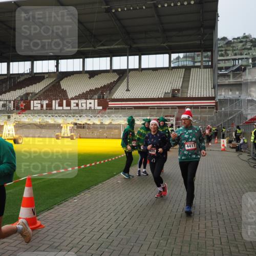 07.12.2025 - St. Pauli X-Mass-Run No. 15 Fabian Wolf http://msf.ph/oto/9424049 07.12.2025 12:04:45 Ziel 2404, 3021, 3581, 3604, 3675, 3688, 3725, 3833, 4056, 4417, 4418, 4420 meine-sportfotos.de