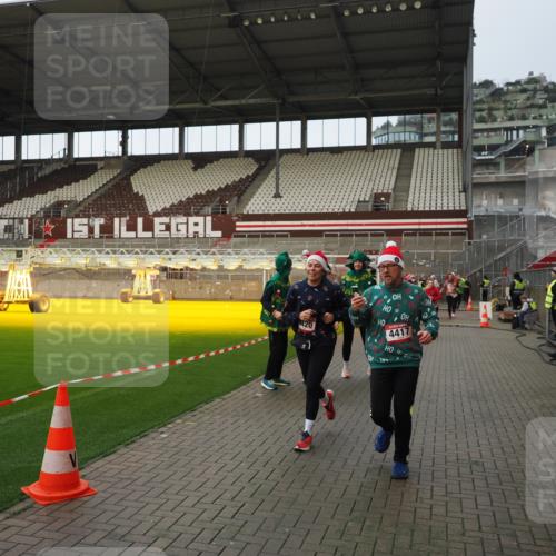 07.12.2025 - St. Pauli X-Mass-Run No. 15 Fabian Wolf http://msf.ph/oto/9424050 07.12.2025 12:04:46 Ziel 3021, 3577, 3581, 3604, 3688, 3725, 3833, 4329, 4417, 4418, 4420 meine-sportfotos.de