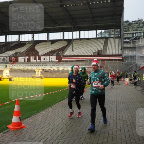 07.12.2025 - St. Pauli X-Mass-Run No. 15 Fabian Wolf http://msf.ph/oto/9424051 07.12.2025 12:04:46 Ziel 3021, 3577, 3581, 3604, 3688, 3725, 3833, 4329, 4417, 4418, 4420 meine-sportfotos.de
