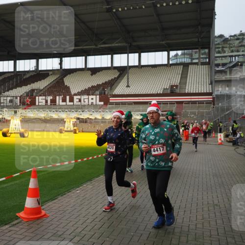 07.12.2025 - St. Pauli X-Mass-Run No. 15 Fabian Wolf http://msf.ph/oto/9424052 07.12.2025 12:04:46 Ziel 3021, 3577, 3581, 3604, 3688, 3725, 3833, 4329, 4417, 4418, 4420 meine-sportfotos.de