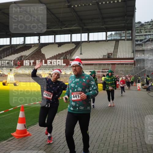 07.12.2025 - St. Pauli X-Mass-Run No. 15 Fabian Wolf http://msf.ph/oto/9424054 07.12.2025 12:04:46 Ziel 3021, 3577, 3581, 3604, 3688, 3725, 3833, 4329, 4417, 4418, 4420 meine-sportfotos.de