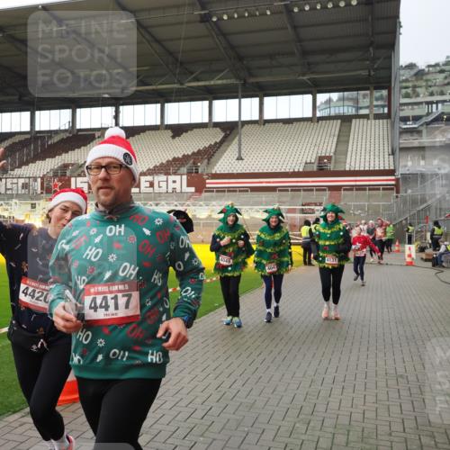 07.12.2025 - St. Pauli X-Mass-Run No. 15 Fabian Wolf http://msf.ph/oto/9424056 07.12.2025 12:04:47 Ziel 3021, 3577, 3581, 3604, 3688, 3725, 3833, 4329, 4417, 4418, 4420 meine-sportfotos.de