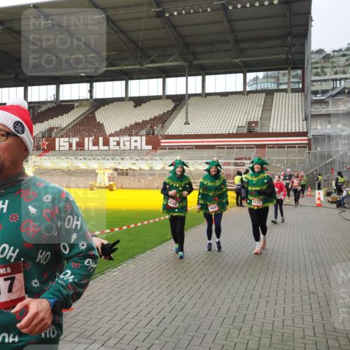 07.12.2025 - St. Pauli X-Mass-Run No. 15 Fabian Wolf http://msf.ph/oto/9424057 07.12.2025 12:04:47 Ziel 3021, 3577, 3581, 3604, 3688, 3725, 3833, 4329, 4417, 4418, 4420 meine-sportfotos.de