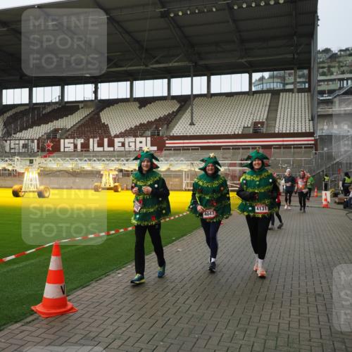 07.12.2025 - St. Pauli X-Mass-Run No. 15 Fabian Wolf http://msf.ph/oto/9424062 07.12.2025 12:04:48 Ziel 3021, 3175, 3176, 3487, 3577, 3581, 3604, 3688, 3725, 4329, 4417, 4418, 4420 meine-sportfotos.de