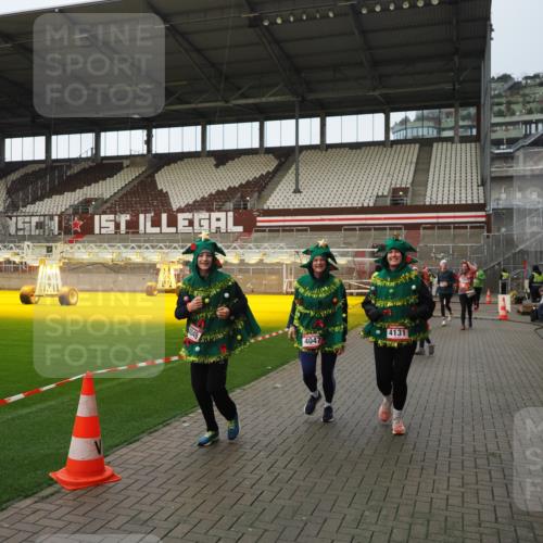 07.12.2025 - St. Pauli X-Mass-Run No. 15 Fabian Wolf http://msf.ph/oto/9424063 07.12.2025 12:04:48 Ziel 3021, 3175, 3176, 3487, 3577, 3581, 3604, 3688, 3725, 4329, 4417, 4418, 4420 meine-sportfotos.de
