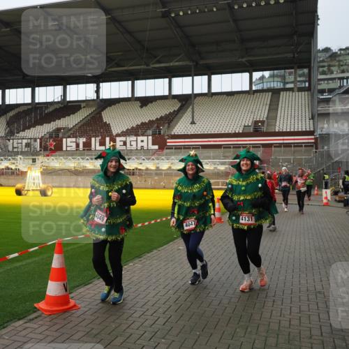 07.12.2025 - St. Pauli X-Mass-Run No. 15 Fabian Wolf http://msf.ph/oto/9424065 07.12.2025 12:04:49 Ziel 3021, 3175, 3176, 3487, 3577, 3581, 3604, 3688, 3725, 4329, 4417, 4418, 4420 meine-sportfotos.de