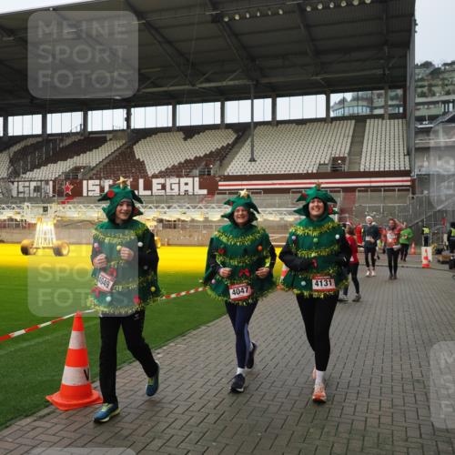 07.12.2025 - St. Pauli X-Mass-Run No. 15 Fabian Wolf http://msf.ph/oto/9424066 07.12.2025 12:04:49 Ziel 3021, 3175, 3176, 3487, 3577, 3581, 3604, 3688, 3725, 4329, 4417, 4418, 4420 meine-sportfotos.de