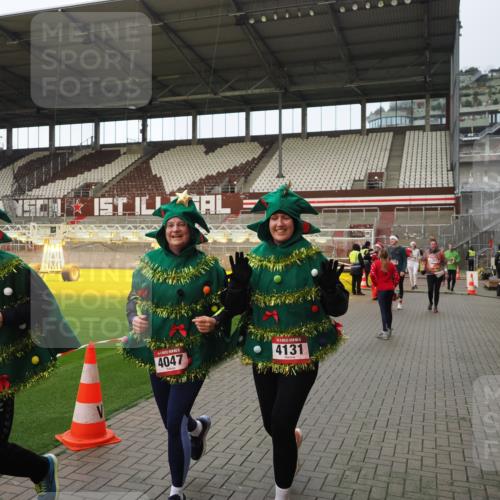 07.12.2025 - St. Pauli X-Mass-Run No. 15 Fabian Wolf http://msf.ph/oto/9424070 07.12.2025 12:04:50 Ziel 3021, 3175, 3176, 3487, 3569, 3577, 3581, 3604, 3688, 3725, 4329, 4417, 4418, 4420 meine-sportfotos.de