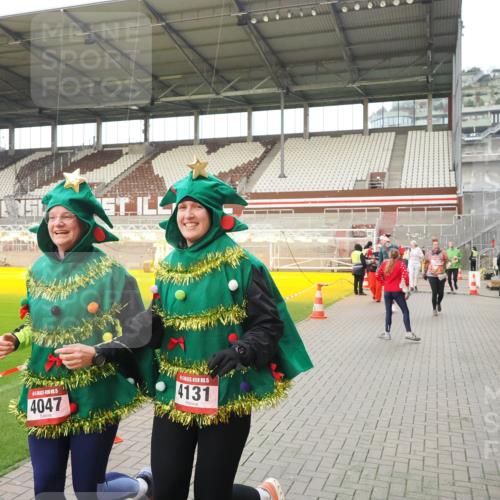 07.12.2025 - St. Pauli X-Mass-Run No. 15 Fabian Wolf http://msf.ph/oto/9424072 07.12.2025 12:04:50 Ziel 3021, 3175, 3176, 3487, 3569, 3577, 3581, 3604, 3688, 3725, 4329, 4417, 4418, 4420 meine-sportfotos.de