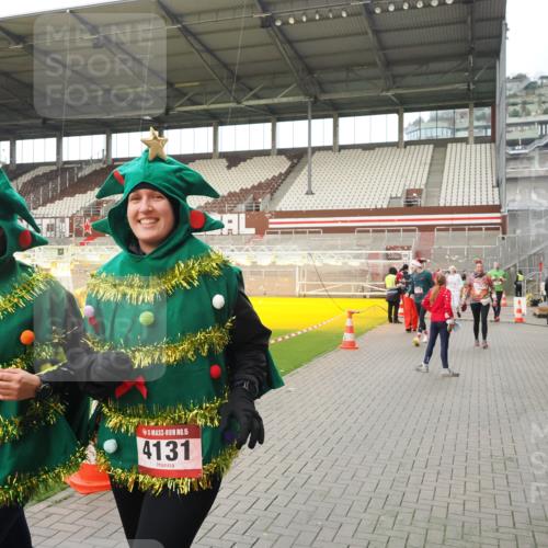 07.12.2025 - St. Pauli X-Mass-Run No. 15 Fabian Wolf http://msf.ph/oto/9424073 07.12.2025 12:04:50 Ziel 3021, 3175, 3176, 3487, 3569, 3577, 3581, 3604, 3688, 3725, 4329, 4417, 4418, 4420 meine-sportfotos.de