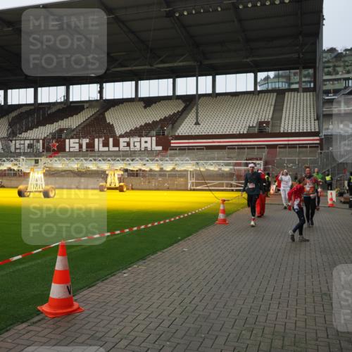 07.12.2025 - St. Pauli X-Mass-Run No. 15 Fabian Wolf http://msf.ph/oto/9424077 07.12.2025 12:04:51 Ziel 3021, 3175, 3176, 3487, 3569, 3577, 3581, 3604, 3688, 3725, 4329, 4417, 4418, 4420 meine-sportfotos.de