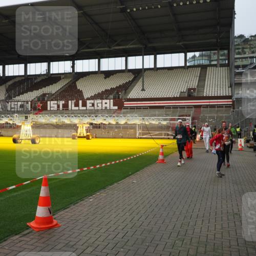 07.12.2025 - St. Pauli X-Mass-Run No. 15 Fabian Wolf http://msf.ph/oto/9424078 07.12.2025 12:04:51 Ziel 3021, 3175, 3176, 3487, 3569, 3577, 3581, 3604, 3688, 3725, 4329, 4417, 4418, 4420 meine-sportfotos.de