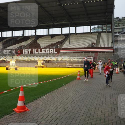 07.12.2025 - St. Pauli X-Mass-Run No. 15 Fabian Wolf http://msf.ph/oto/9424079 07.12.2025 12:04:51 Ziel 3021, 3175, 3176, 3487, 3569, 3577, 3581, 3604, 3688, 3725, 4329, 4417, 4418, 4420 meine-sportfotos.de