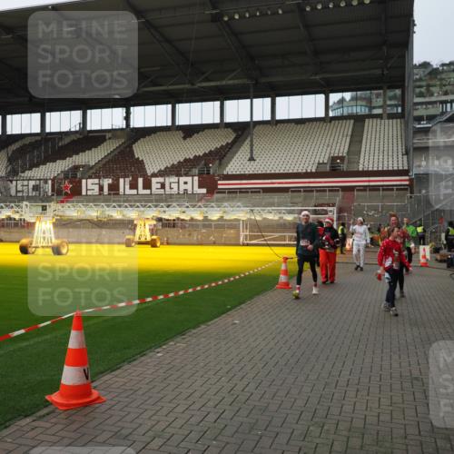 07.12.2025 - St. Pauli X-Mass-Run No. 15 Fabian Wolf http://msf.ph/oto/9424080 07.12.2025 12:04:52 Ziel 3021, 3175, 3176, 3487, 3569, 3577, 3581, 3604, 3688, 3725, 4329, 4417, 4418, 4420 meine-sportfotos.de