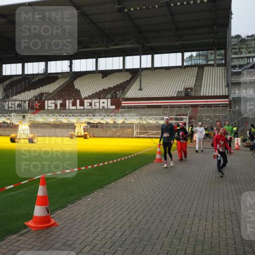 07.12.2025 - St. Pauli X-Mass-Run No. 15 Fabian Wolf http://msf.ph/oto/9424081 07.12.2025 12:04:52 Ziel 3021, 3175, 3176, 3487, 3569, 3577, 3581, 3604, 3688, 3725, 4329, 4417, 4418, 4420 meine-sportfotos.de