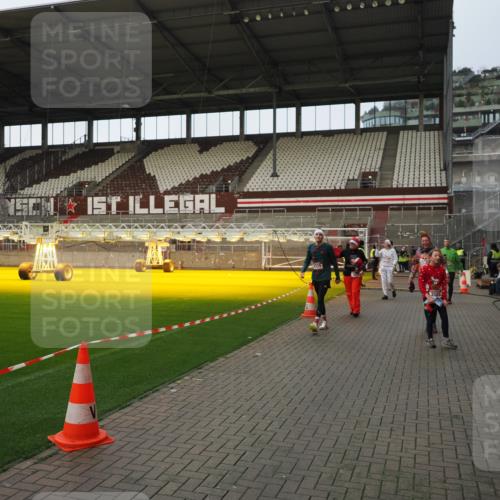 07.12.2025 - St. Pauli X-Mass-Run No. 15 Fabian Wolf http://msf.ph/oto/9424082 07.12.2025 12:04:52 Ziel 3021, 3175, 3176, 3487, 3569, 3577, 3581, 3604, 3688, 3725, 4329, 4417, 4418, 4420 meine-sportfotos.de