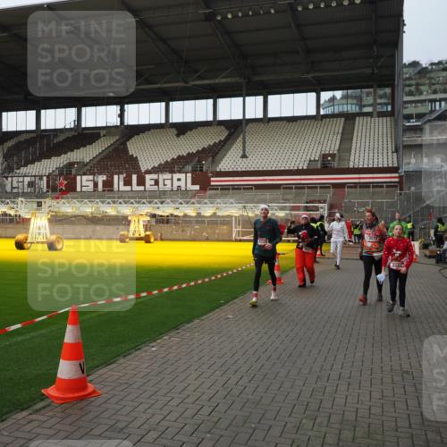 07.12.2025 - St. Pauli X-Mass-Run No. 15 Fabian Wolf http://msf.ph/oto/9424083 07.12.2025 12:04:53 Ziel 3021, 3175, 3176, 3487, 3569, 3577, 3581, 3604, 3688, 3725, 4329, 4417, 4418, 4420 meine-sportfotos.de