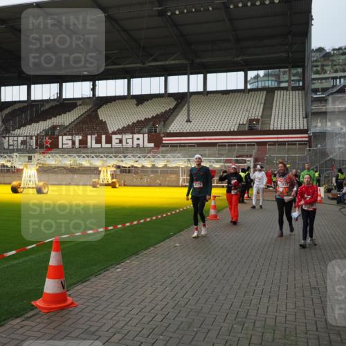 07.12.2025 - St. Pauli X-Mass-Run No. 15 Fabian Wolf http://msf.ph/oto/9424084 07.12.2025 12:04:53 Ziel 3021, 3175, 3176, 3487, 3569, 3577, 3581, 3604, 3688, 3725, 4329, 4417, 4418, 4420 meine-sportfotos.de