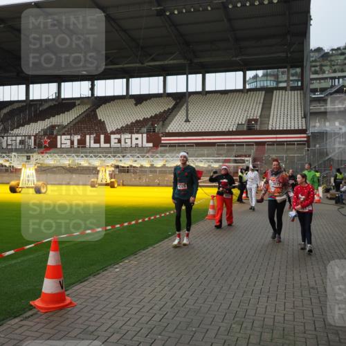 07.12.2025 - St. Pauli X-Mass-Run No. 15 Fabian Wolf http://msf.ph/oto/9424086 07.12.2025 12:04:53 Ziel 3021, 3175, 3176, 3487, 3569, 3577, 3581, 3604, 3688, 3725, 4329, 4417, 4418, 4420 meine-sportfotos.de