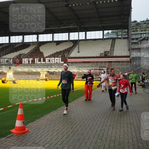 07.12.2025 - St. Pauli X-Mass-Run No. 15 Fabian Wolf http://msf.ph/oto/9424088 07.12.2025 12:04:54 Ziel 3021, 3175, 3176, 3487, 3569, 3577, 3581, 3604, 3688, 3725, 4329, 4417, 4418, 4420 meine-sportfotos.de