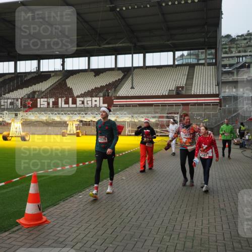 07.12.2025 - St. Pauli X-Mass-Run No. 15 Fabian Wolf http://msf.ph/oto/9424089 07.12.2025 12:04:54 Ziel 3021, 3175, 3176, 3487, 3569, 3577, 3581, 3604, 3688, 3725, 4329, 4417, 4418, 4420 meine-sportfotos.de