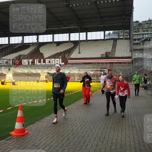 07.12.2025 - St. Pauli X-Mass-Run No. 15 Fabian Wolf http://msf.ph/oto/9424090 07.12.2025 12:04:55 Ziel 3021, 3175, 3176, 3487, 3569, 3577, 3581, 4329, 4417, 4418, 4420 meine-sportfotos.de