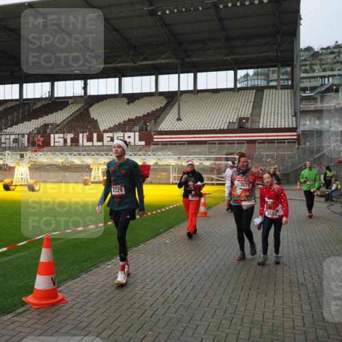 07.12.2025 - St. Pauli X-Mass-Run No. 15 Fabian Wolf http://msf.ph/oto/9424091 07.12.2025 12:04:55 Ziel 3021, 3175, 3176, 3487, 3569, 3577, 3581, 4329, 4417, 4418, 4420 meine-sportfotos.de