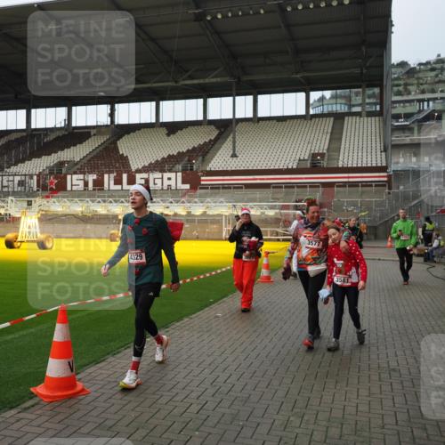 07.12.2025 - St. Pauli X-Mass-Run No. 15 Fabian Wolf http://msf.ph/oto/9424092 07.12.2025 12:04:55 Ziel 3021, 3175, 3176, 3487, 3569, 3577, 3581, 4329, 4417, 4418, 4420 meine-sportfotos.de
