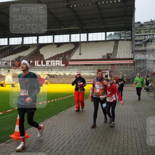 07.12.2025 - St. Pauli X-Mass-Run No. 15 Fabian Wolf http://msf.ph/oto/9424093 07.12.2025 12:04:55 Ziel 3021, 3175, 3176, 3487, 3569, 3577, 3581, 4329, 4417, 4418, 4420 meine-sportfotos.de