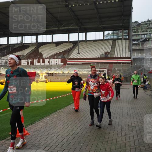 07.12.2025 - St. Pauli X-Mass-Run No. 15 Fabian Wolf http://msf.ph/oto/9424094 07.12.2025 12:04:56 Ziel 3021, 3175, 3176, 3487, 3569, 3577, 3581, 4329, 4417, 4418, 4420 meine-sportfotos.de