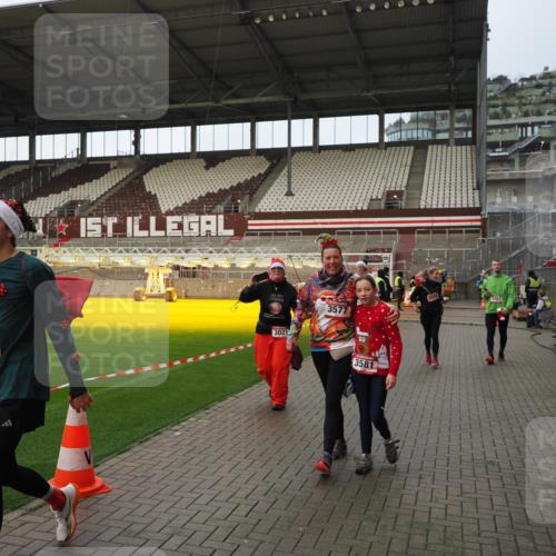 07.12.2025 - St. Pauli X-Mass-Run No. 15 Fabian Wolf http://msf.ph/oto/9424095 07.12.2025 12:04:56 Ziel 3021, 3175, 3176, 3487, 3569, 3577, 3581, 4329, 4417, 4418, 4420 meine-sportfotos.de