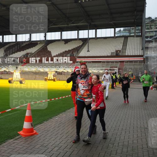 07.12.2025 - St. Pauli X-Mass-Run No. 15 Fabian Wolf http://msf.ph/oto/9424096 07.12.2025 12:04:56 Ziel 3021, 3175, 3176, 3487, 3569, 3577, 3581, 4329, 4417, 4418, 4420 meine-sportfotos.de