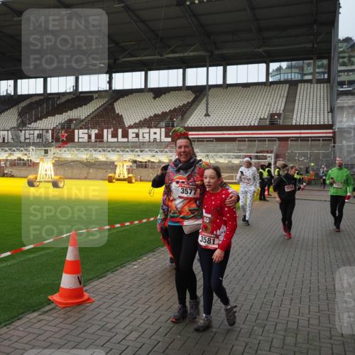 07.12.2025 - St. Pauli X-Mass-Run No. 15 Fabian Wolf http://msf.ph/oto/9424097 07.12.2025 12:04:57 Ziel 3021, 3175, 3176, 3487, 3569, 3577, 3581, 4329, 4417, 4418, 4420 meine-sportfotos.de