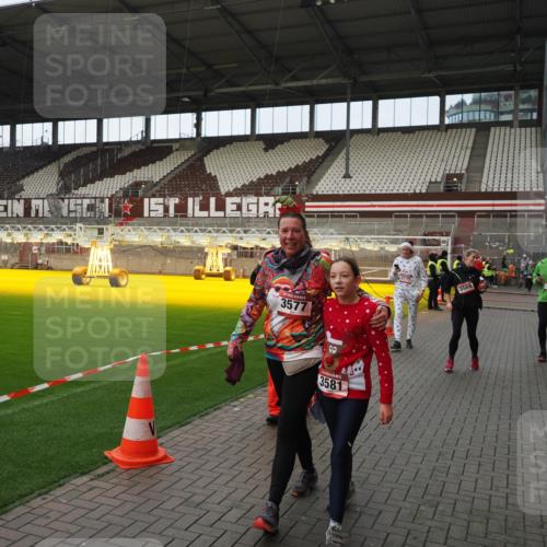 07.12.2025 - St. Pauli X-Mass-Run No. 15 Fabian Wolf http://msf.ph/oto/9424098 07.12.2025 12:04:57 Ziel 3021, 3175, 3176, 3487, 3569, 3577, 3581, 4329, 4417, 4418, 4420 meine-sportfotos.de