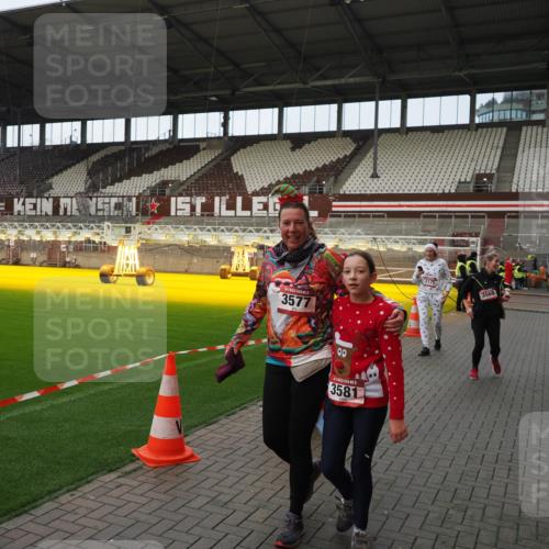 07.12.2025 - St. Pauli X-Mass-Run No. 15 Fabian Wolf http://msf.ph/oto/9424099 07.12.2025 12:04:57 Ziel 3021, 3175, 3176, 3487, 3569, 3577, 3581, 4329, 4417, 4418, 4420 meine-sportfotos.de