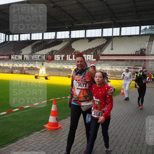 07.12.2025 - St. Pauli X-Mass-Run No. 15 Fabian Wolf http://msf.ph/oto/9424100 07.12.2025 12:04:57 Ziel 3021, 3175, 3176, 3487, 3569, 3577, 3581, 4329, 4417, 4418, 4420 meine-sportfotos.de